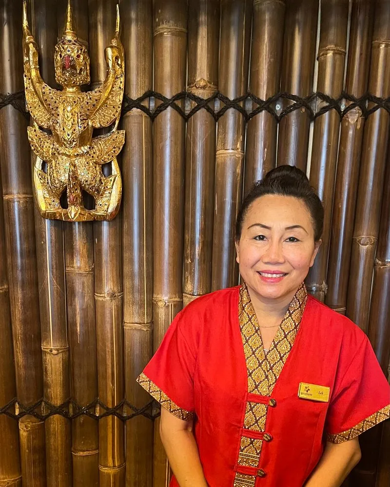 Masseuse bij Leelawadee in Thaise werkkleding
