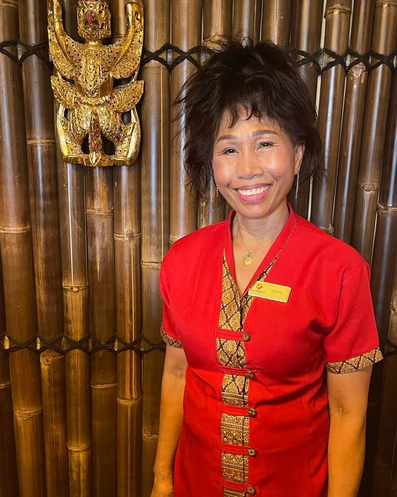 Masseuse bij Leelawadee in Thaise werkkleding