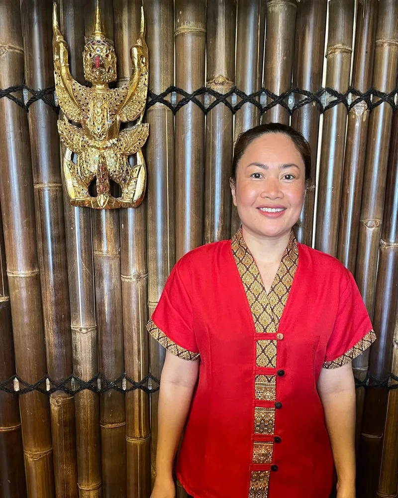 Masseuse bij Leelawadee in Thaise werkkleding