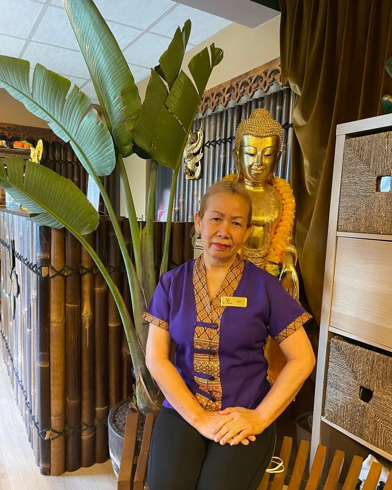 Masseuse bij Leelawadee in Thaise werkkleding