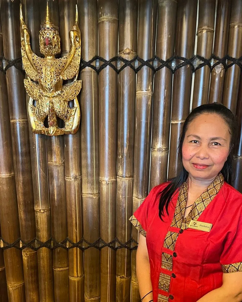 Masseuse bij Leelawadee in Thaise werkkleding
