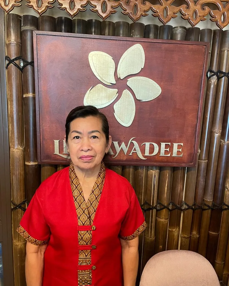 Masseuse bij Leelawadee in Thaise werkkleding