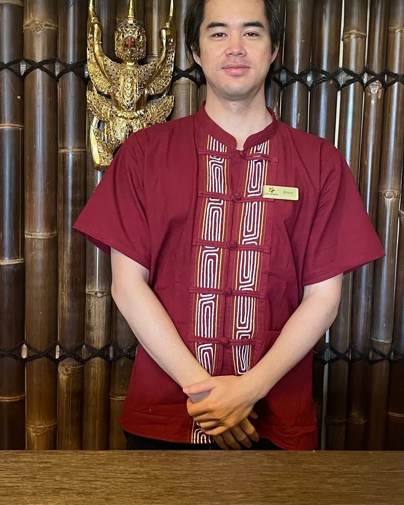 Masseuse bij Leelawadee in Thaise werkkleding