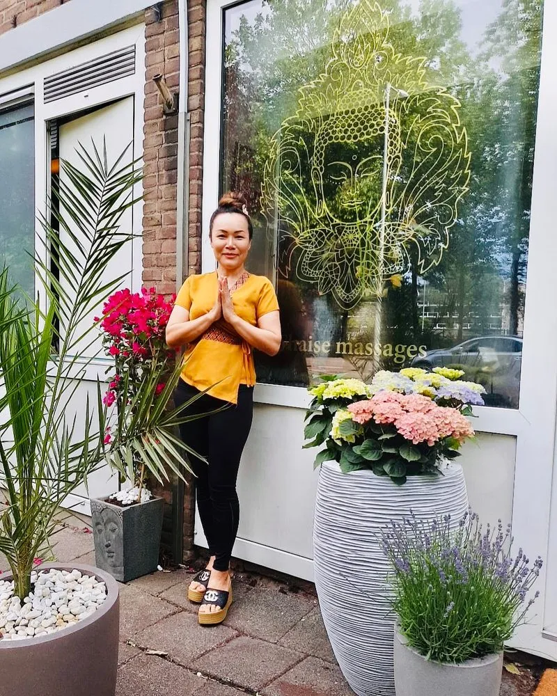 Masseuse bij Leelawadee in Thaise werkkleding