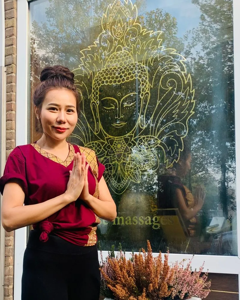 Masseuse bij Leelawadee in Thaise werkkleding