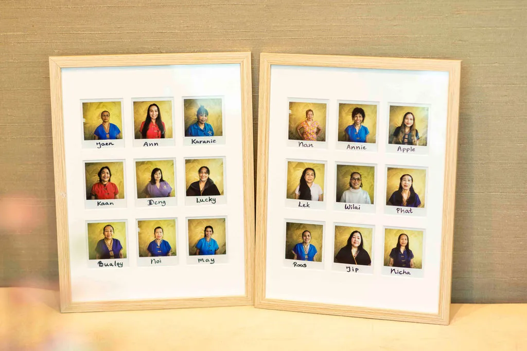 Ingelijste portretten van het team van Leelawadee, met hun namen